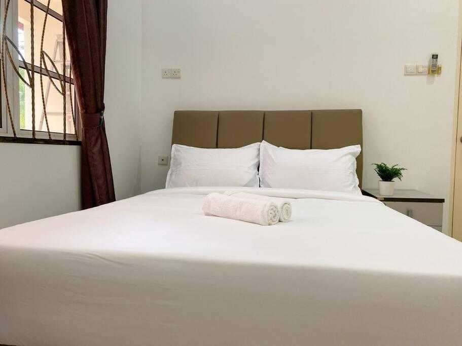 Holiday home Teluk Cempedak Semi-d House 19pax By Iconique *