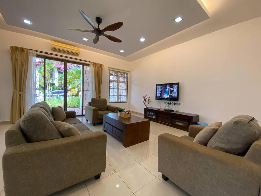 Teluk Cempedak Semi-d House 19pax By Iconique Holiday home