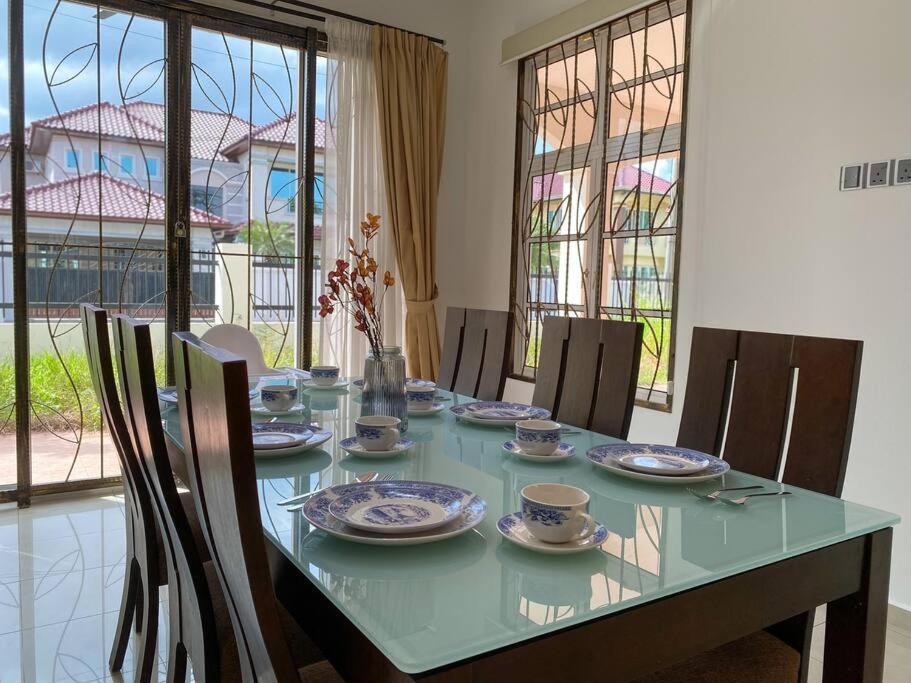 Holiday home Teluk Cempedak Semi-d House 19pax By Iconique *