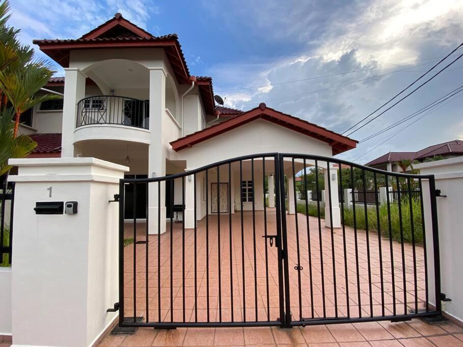 Holiday home Teluk Cempedak Semi-d House 19pax By Iconique Kuantan