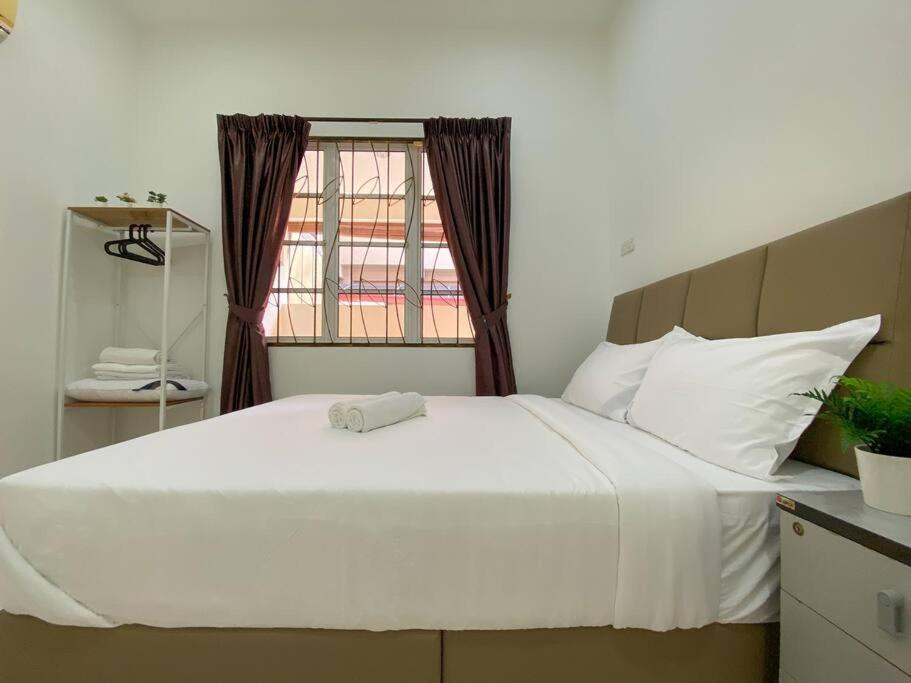 Holiday home Teluk Cempedak Semi-d House 19pax By Iconique