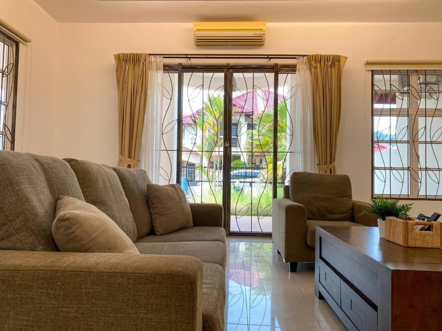 Teluk Cempedak Semi-d House 19pax By Iconique Holiday home Kuantan