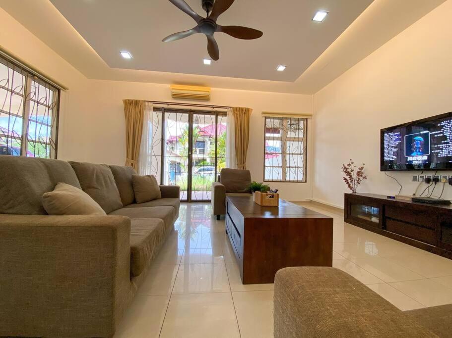 Teluk Cempedak Semi-d House 19pax By Iconique
